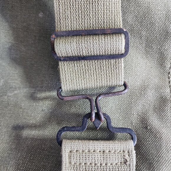 Vintage Army surplus green canvas backpack - Picture 4 of 13